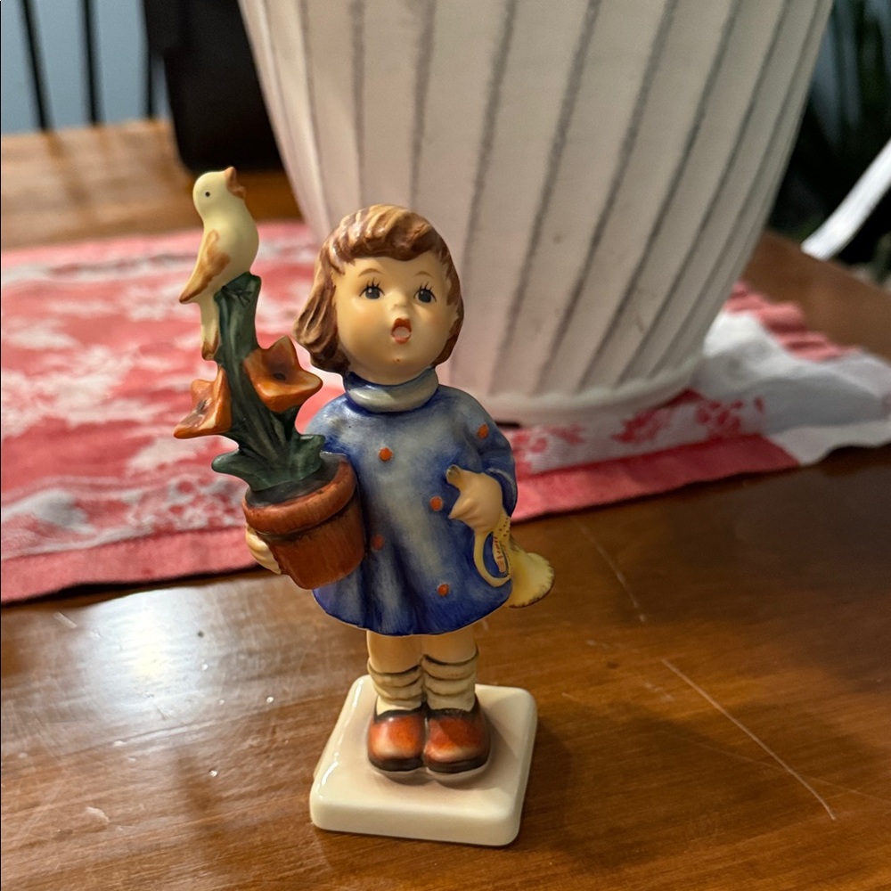 Hummel porcelain figurine #17/0 “Congratulations” “Ich gratuliere”
